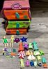 2006 Lot Polly Pocket Chest Draws 2x Dolls 17x Clothing 18x Accessories 2x Stand