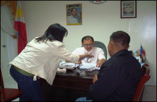 Liloy Mayor Lin signing the MOU