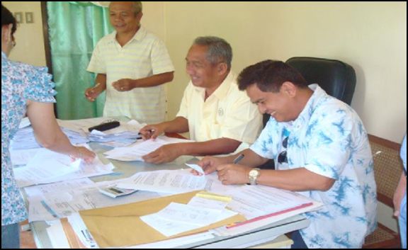 Sindangan Mayor Nilo Florentino Sy and PAG-IBIG Zamboanga Branch Manager Armorpatri B. Bajarla sign the MOU